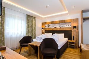 Postel nebo postele na pokoji v ubytování Hotel Garni Siegele - inklusive Silvretta-Card PREMIUM