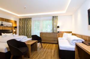 Postel nebo postele na pokoji v ubytování Hotel Garni Siegele - inklusive Silvretta-Card PREMIUM