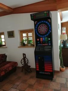 uma máquina de jogos de vídeo numa sala de estar em Apartment Brne em Postojna