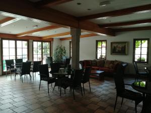 Apartment Brne في بوستوينا: مطعم بطاولات وكراسي وأريكة