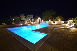 洛科羅通的住宿－Trulli Petra Chiara，夜间游泳池
