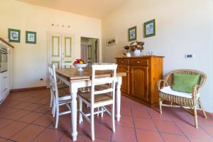 a kitchen and dining room with a table and chairs at Appartamento La Terrazza in Lucca +23 photos