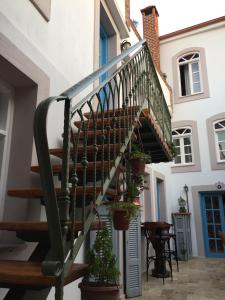 アイワルクにあるCavlıHane 1885の鉢植えの家の階段