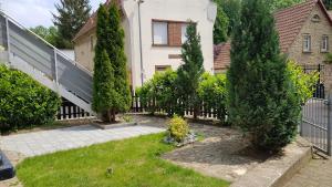a garden in front of a house with trees and a fence at Apartment in Freimersheim