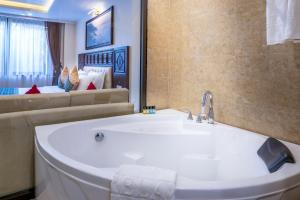 Postel nebo postele na pokoji v ubytování Sapa Relax Hotel & Spa