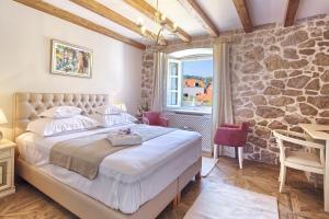 Кровать или кровати в номере Villa Princess Captislava +37 фотографий