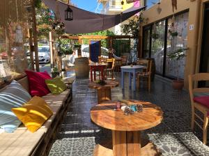 Posedenie v ubytovaní Rhodes Backpackers Boutique Hostel and Apartments