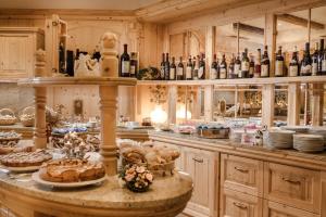 une cuisine remplie de nombreuses bouteilles de vin dans l'établissement Sporthotel Romantic Plaza, à Madonna di Campiglio
