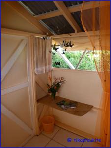 a small room with a window and a table at Tikaz Toukité in Méro