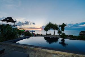 een zwembad met uitzicht op de oceaan bij Dodol Lembongan Cliff Sunset in Nusa Lembongan