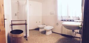 a bathroom with a toilet and a sink at Casa Cecilia in Salgareda