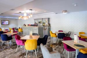 TV a/nebo společenská místnost v ubytování Royal Class Hotel