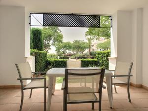 RoldánにあるLa Torre Apartment - LM 4309の窓付きの客室で、白いテーブルと椅子が備わります。