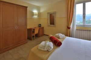 Postel nebo postele na pokoji v ubytování Hotel & Terme Bagni di Lucca
