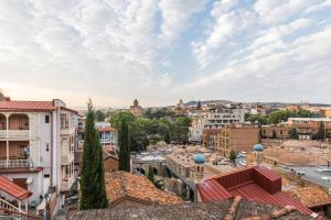 Nespecifikovaný výhled na destinaci Tbilisi nebo výhled na město při pohledu z hotelu