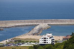 widok na plażę z długim molo w obiekcie Hotel & Thalasso Villa Antilla - Habitaciones con Terraza - Thalasso incluida w mieście Orio