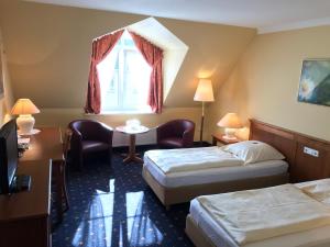 ein Hotelzimmer mit 2 Betten und einem Fenster in der Unterkunft Holskenbänd in Horstmar