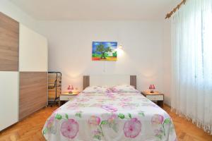 sypialnia z łóżkiem i dwoma stołami z lampkami w obiekcie Apartments Gracijano 1724 w mieście Ližnjan