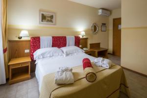 Postel nebo postele na pokoji v ubytování Hotel & Terme Bagni di Lucca + 37 fotografií