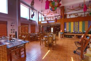 Veda5 Ayurveda & Yoga Retreat餐厅或其他用餐的地方