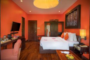 una camera d'albergo con un grande letto e una TV di Golden Temple Hotel a Siem Reap