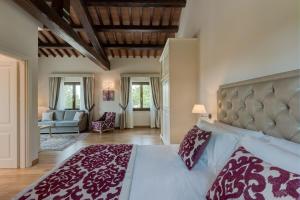 Postel nebo postele na pokoji v ubytování Borgo La Chiaracia Resort & SPA