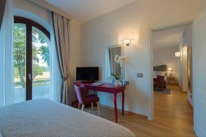 TV a/nebo společenská místnost v ubytování Borgo La Chiaracia Resort & SPA