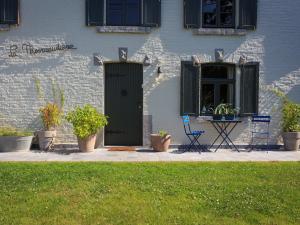 ein Haus mit schwarzer Tür und einigen Pflanzen in der Unterkunft House With Large Garden Next to the Royal Castle in Rochefort
