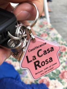un portachiavi con un cartellino che legge la casa rosa di La Casa Rosa by Roby&Silvy a Bellano