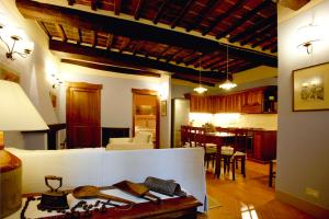 Il comprend un salon avec un canapé blanc et une cuisine. dans l'établissement casa vacanze passignano, à Passignano sul Trasimeno