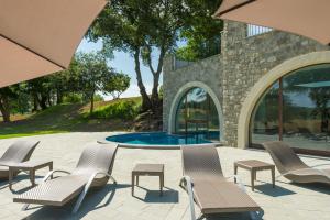 Borgo La Chiaracia Resort & SPA tesisinde veya buraya yakın yüzme havuzu