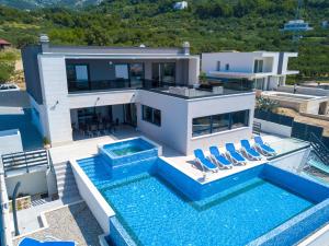 נוף של הבריכה ב-Luxury Villa High Hopes with Pool או בסביבה