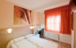 Llit o llits en una habitació de Hostal Barcelona