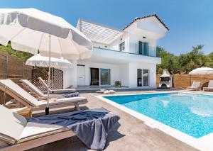 Bazén v ubytování Maridenia Villa - Family Escape with Private Pool, by ZanteWize nebo v jeho okolí