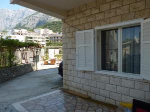 uma janela do lado de uma casa em Apartman MajaS em Makarska