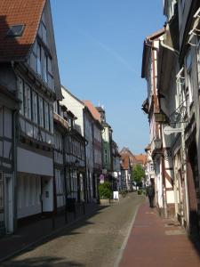 an empty street in a town with buildings at Ferienwohnung Janus Altstadt-Hameln Haus 2 inklusive Parkplatz - mit und ohne Terrasse oder Loggia in Hameln