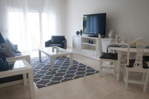 TV a/nebo společenská místnost v ubytování Lavaderos Suites
