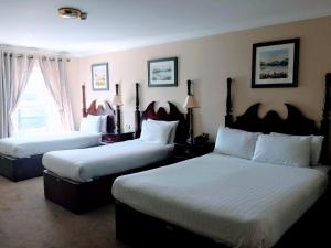 Ένα ή περισσότερα κρεβάτια σε δωμάτιο στο Shamrock Inn Hotel