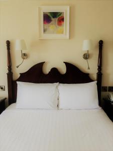Ένα ή περισσότερα κρεβάτια σε δωμάτιο στο Shamrock Inn Hotel