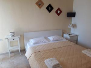 Postel nebo postele na pokoji v ubytování Almirikia Apartments
