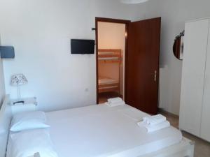 Postel nebo postele na pokoji v ubytování Almirikia Apartments