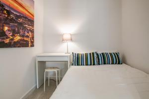 リスボンにあるSantos Classic by Homingの小さなベッドルーム(白いベッド1台、スツール付)