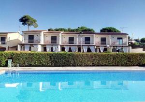 een groot huis met een zwembad ervoor bij Empordà Residencial in L'Estartit