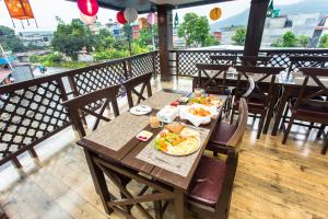 Makanan di atau berdekatan hotel