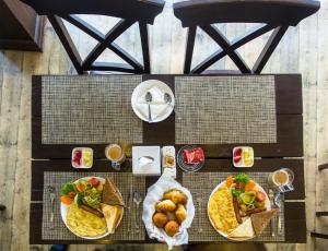 Makanan di atau berdekatan hotel