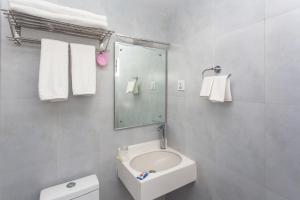 Bilik mandi di Hotel Beijing Lu