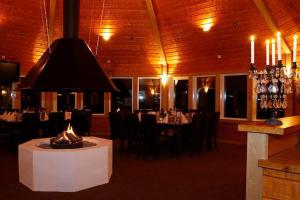 un restaurant avec une salle à manger dotée d'une table et de chaises dans l'établissement Kraja, à Arjeplog