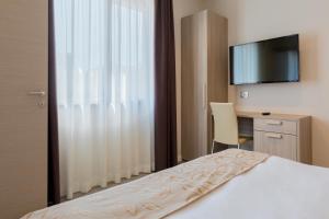 Telewizja i/lub zestaw kina domowego w obiekcie Hotel Delfino Venezia Mestre