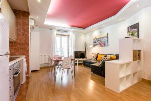 cocina y sala de estar con techo rojo en Sol - 5 Tirso de Molina - ALQUILER CORTA ESTANCIA, en Madrid