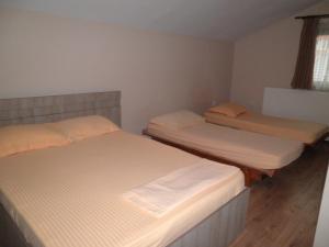 a room with three beds in a room at Casa Didina in Năvodari